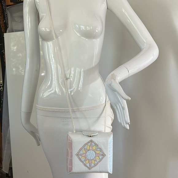 Ande White Structured Box Bag With Croc Appliqué Crossbody Strap - Picture 2 of 12